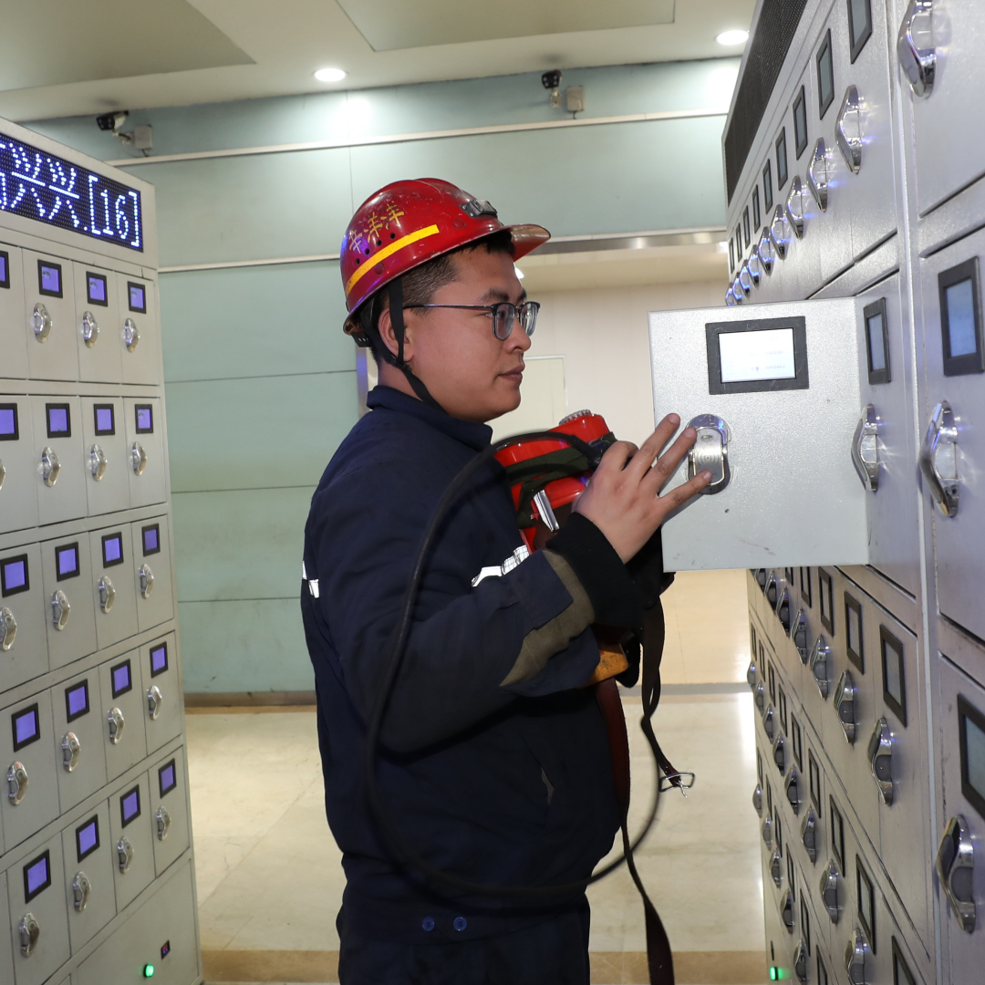  青春逐梦路  煤海建新功