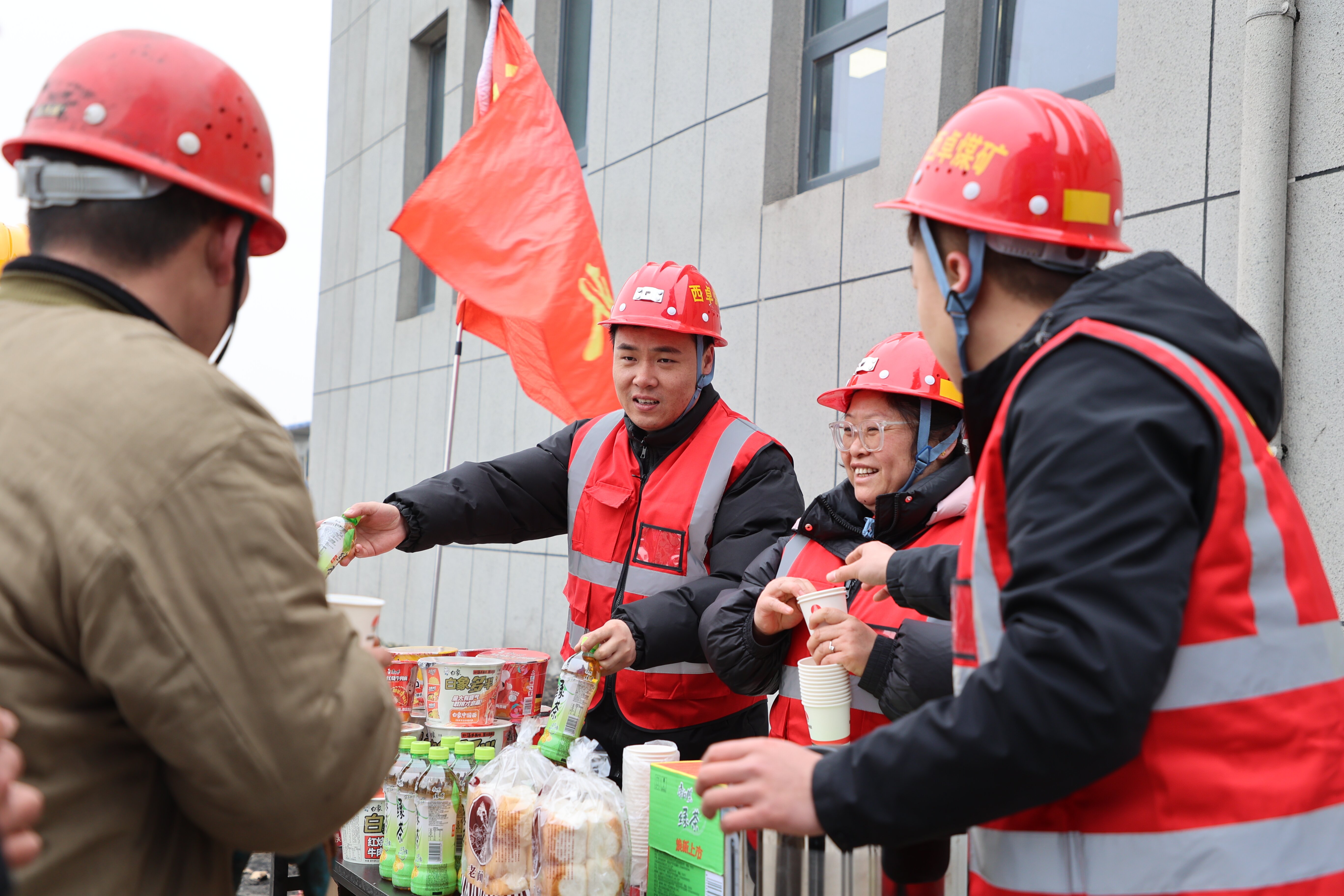  党建引领聚合力 安全护航促发展
