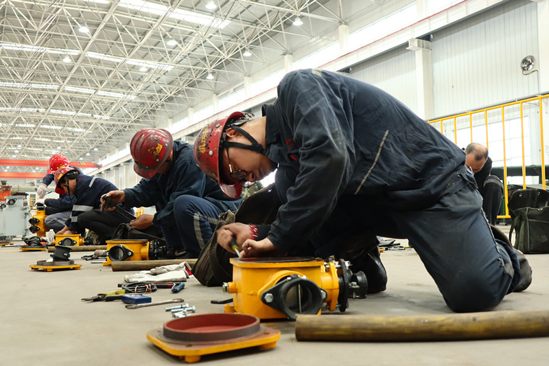 1722318290254059.jpg 二 行政抓安全,攻坚克难“强技”。.jpg