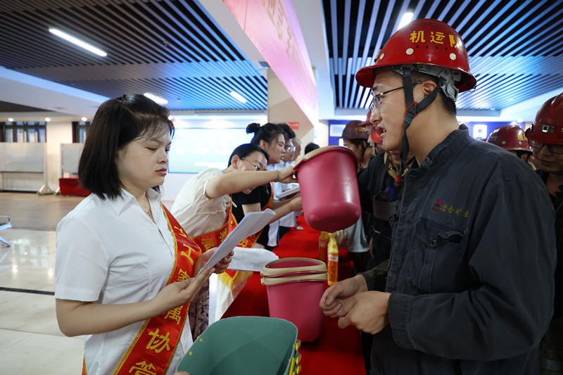 1722318298137964.jpg 三 工会促安全,服务助安“融情”。.jpg