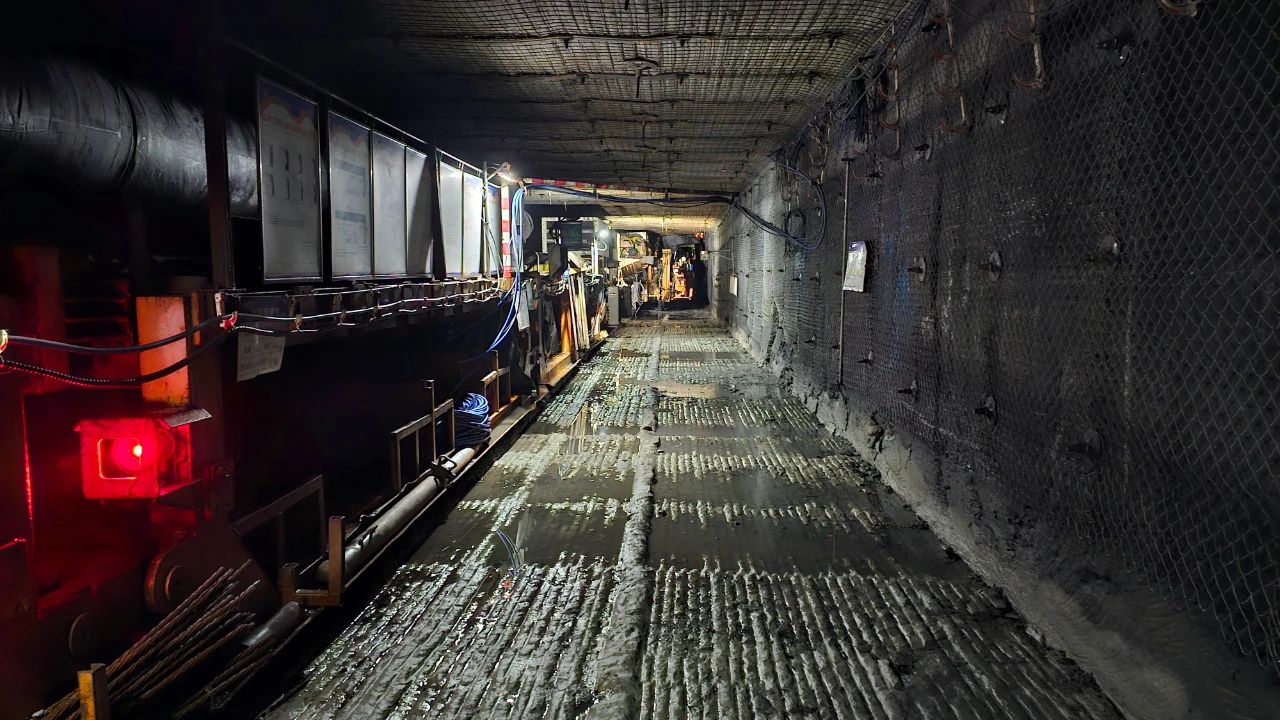 掘锚一体机掘进巷道。中能袁大滩矿业综掘一队  许锦云  提供.jpg