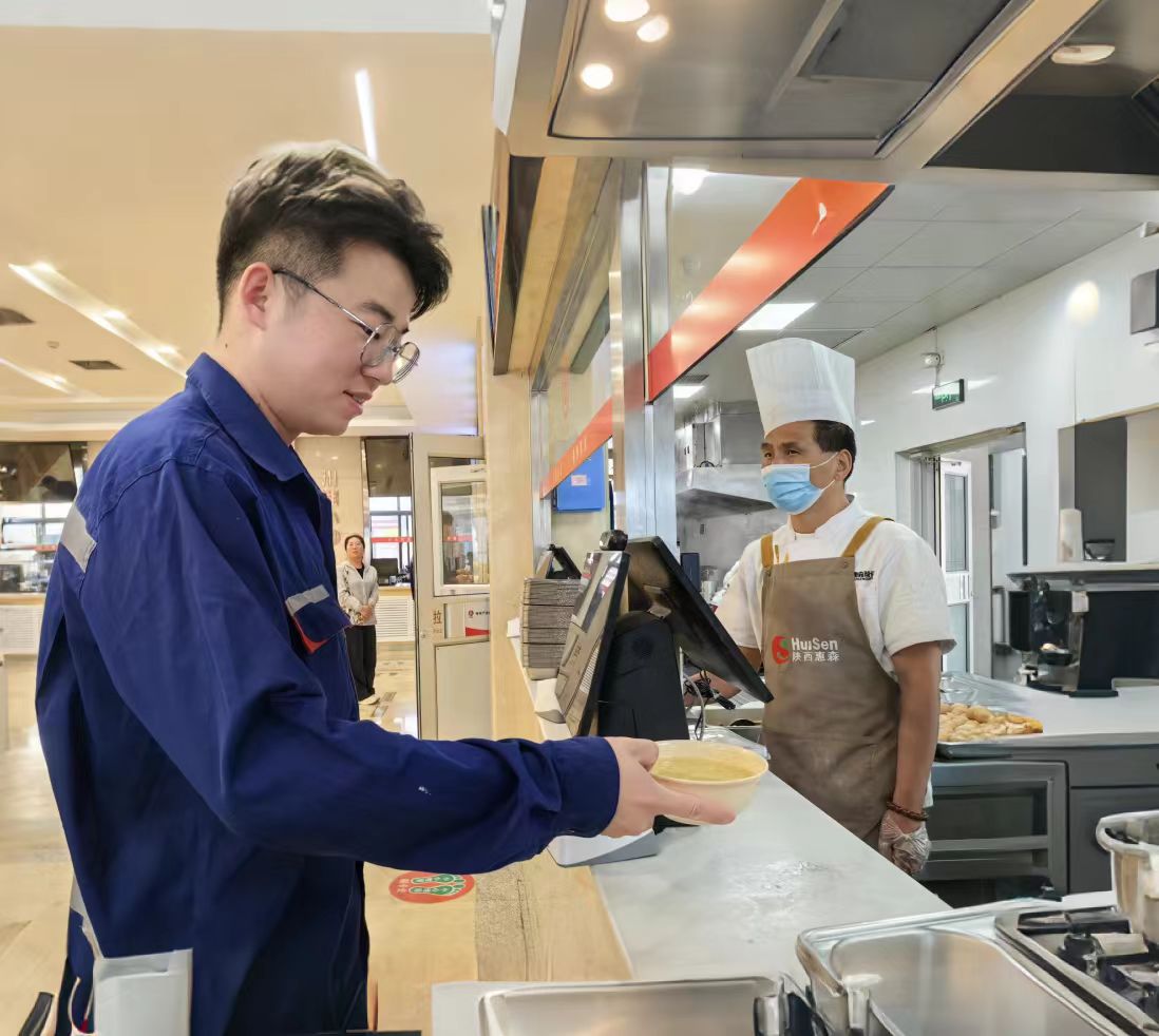 1751524361111882.jpg 图4:职工打饭.jpg