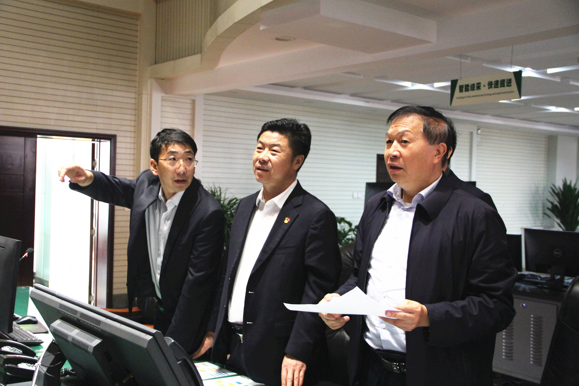 1634047938569527.jpg 在调度大厅.jpg