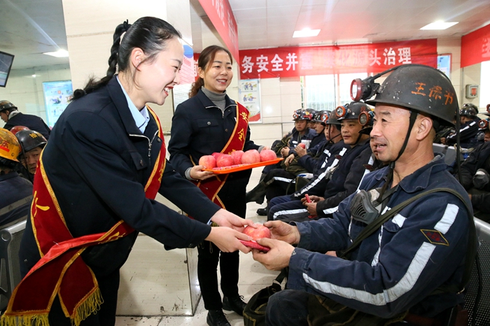 1630686171794877.jpg 慰问一线职工.jpg