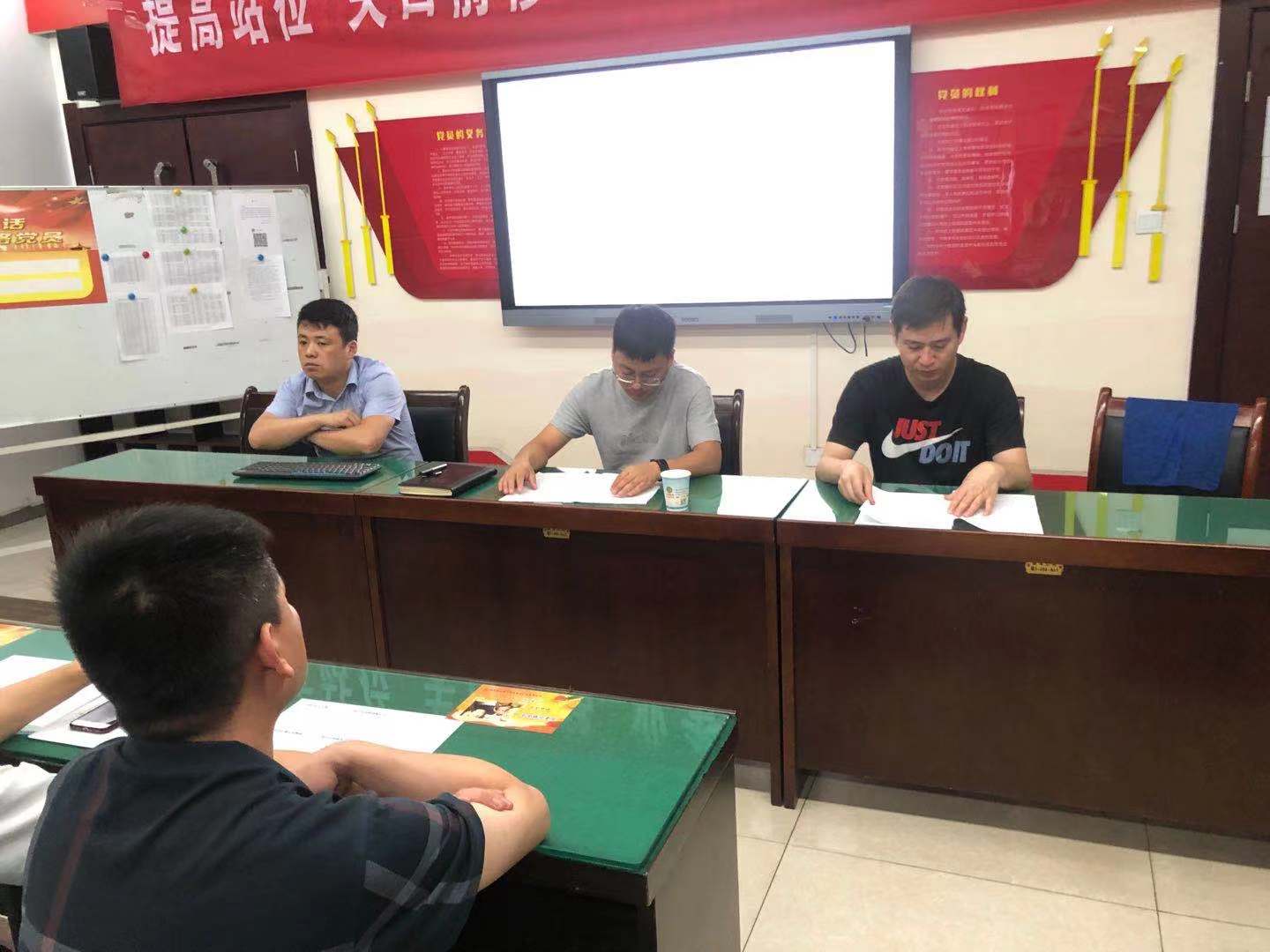 1631616346506489.jpg 党飞飞在机电队进行单回路供电措施培训.jpg