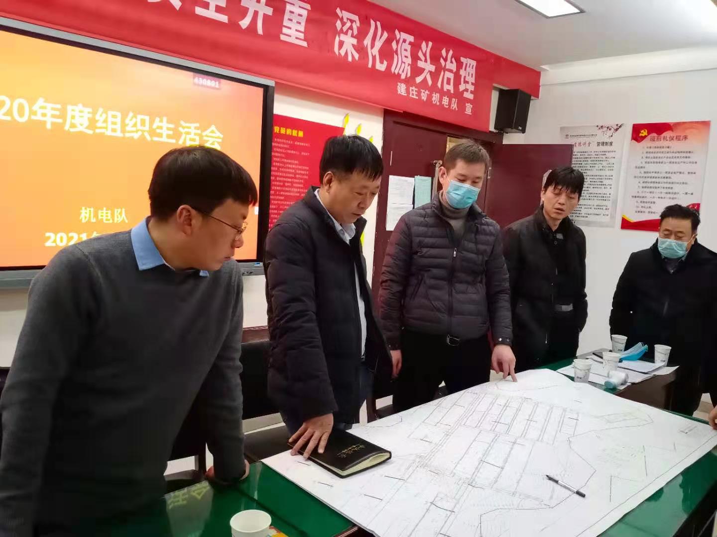 1631616331640285.jpg 党飞飞(右)与机电副总等研究矿井排水问题1.jpg