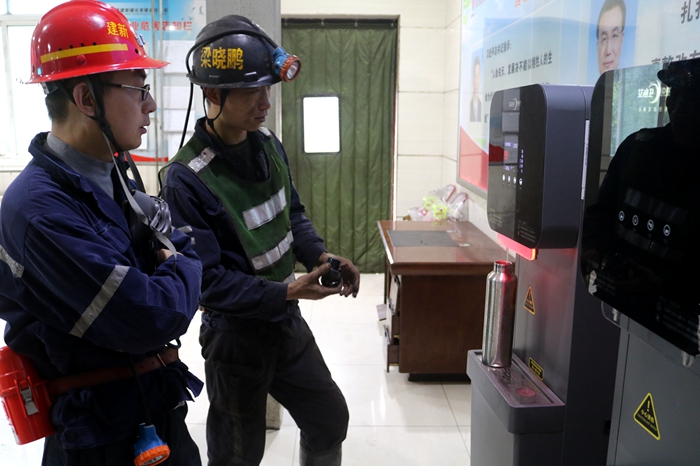 1630686141612890.jpg 职工在饮水机接水_副本.jpg