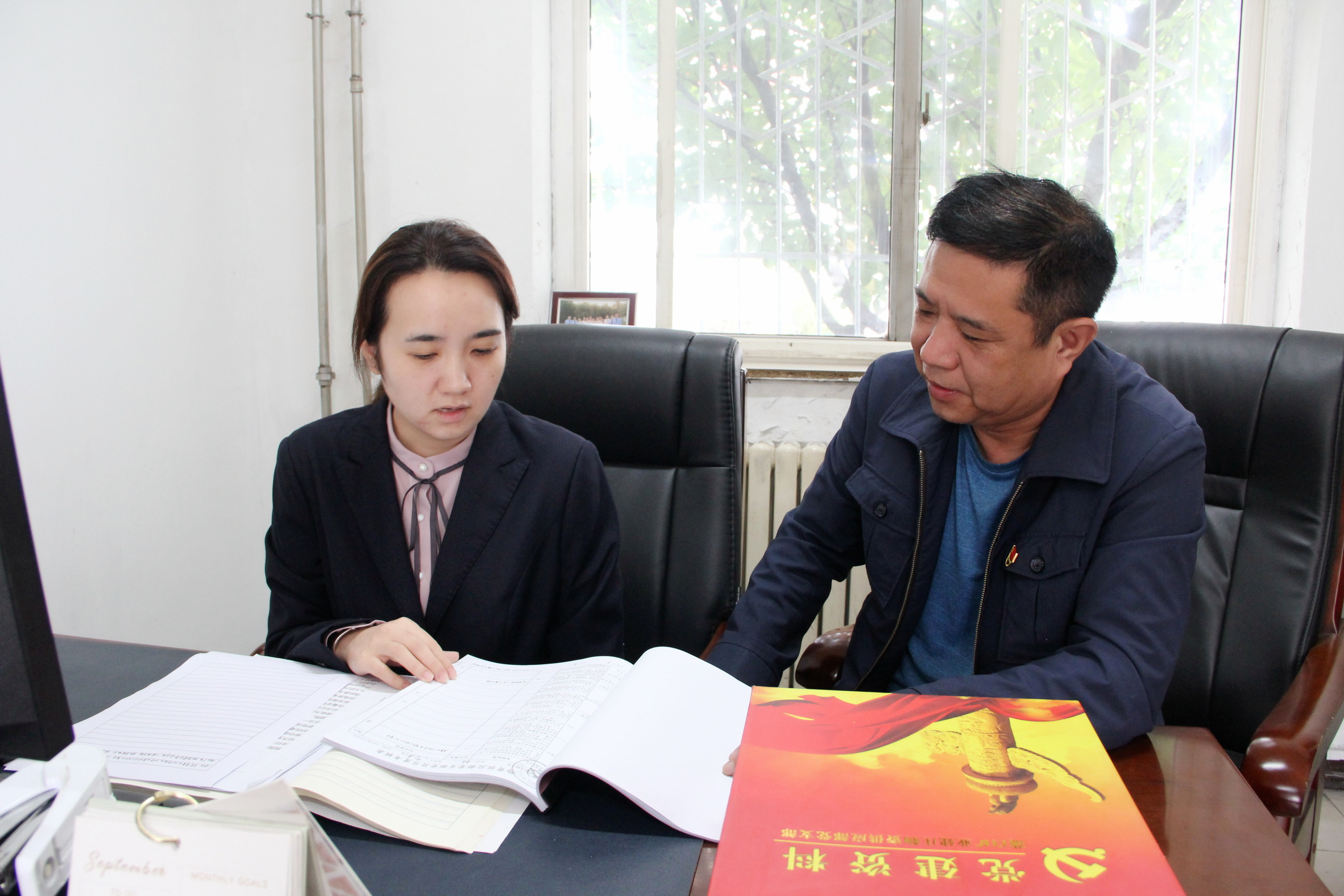 1633957966407176.jpg 2.党群工作部郝瑞雪在供应部指导标准化工作.jpg