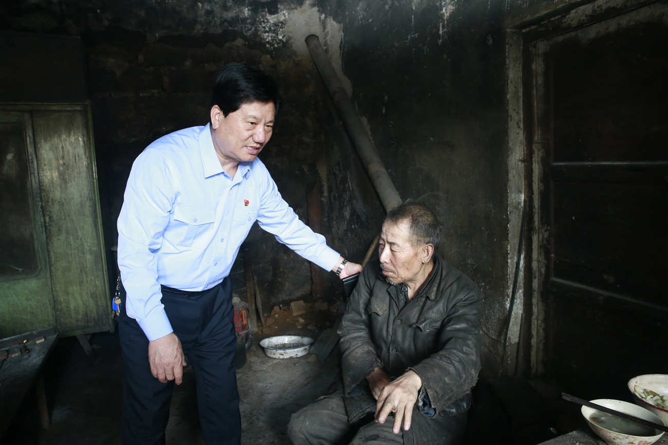 1628219887153034.jpg 看望张胜利父亲.JPG